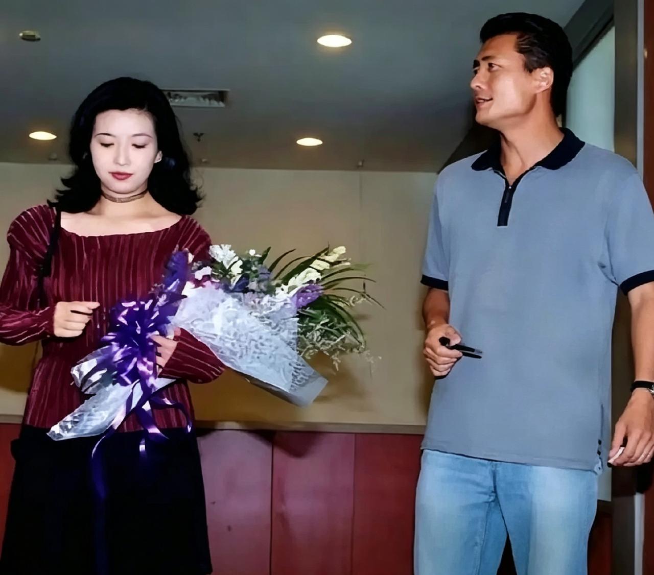 翻到江珊和高曙光早年的一张合影。那时候俩人刚结婚，一个拿着花，一个在旁边笑。没滤