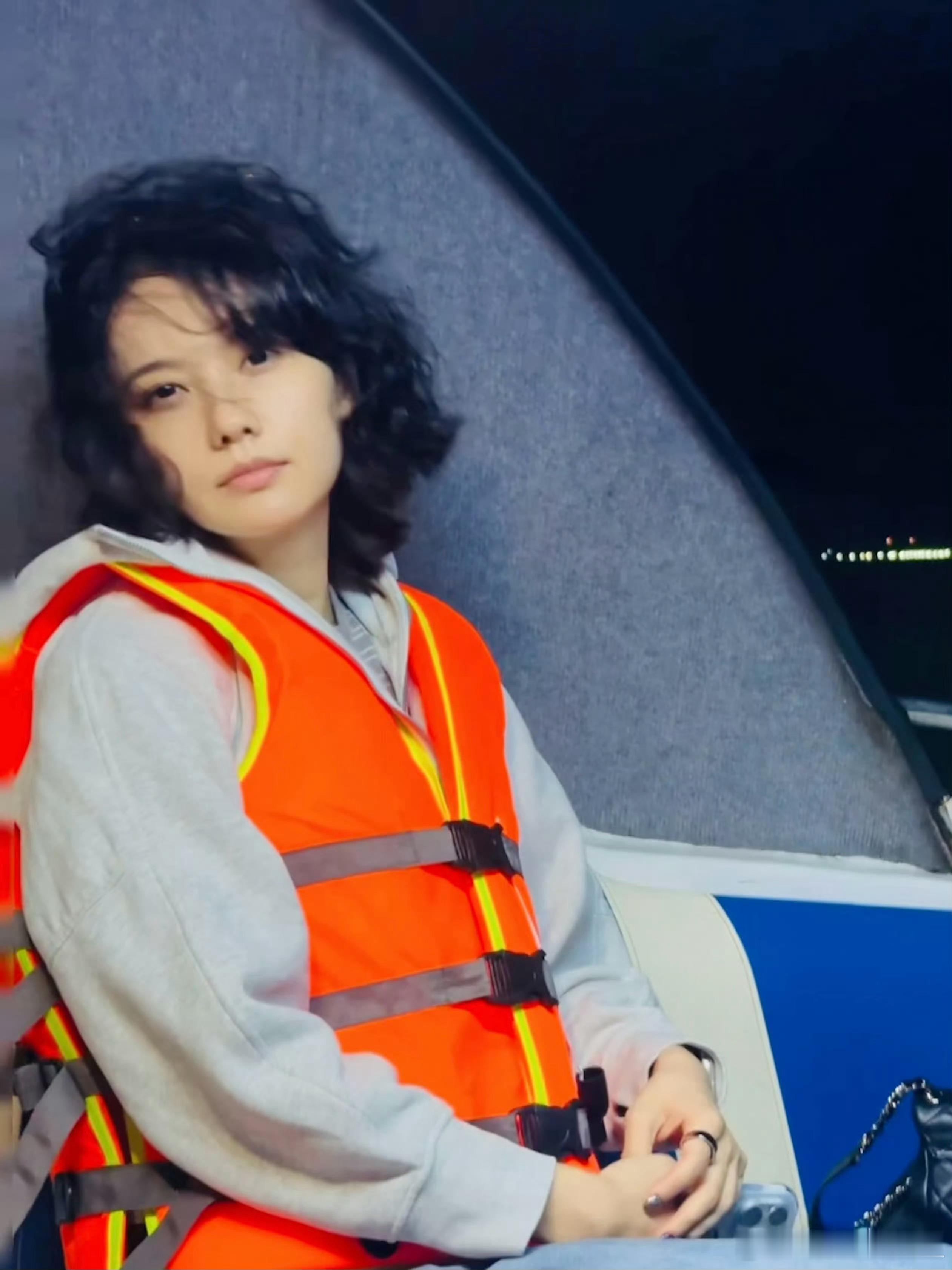 姜珮瑶沉浸式打卡面包节姜珮瑶 面包脑袋 原来姜珮瑶也是面包脑袋！逛面包节开心到藏