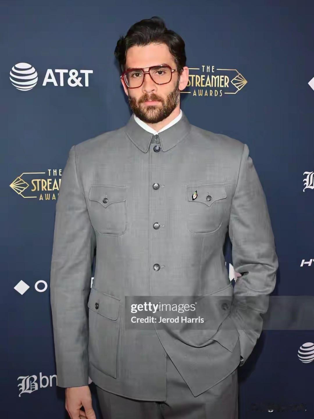 这美国博主太有意思了！先是:埃文·凯尔仅仅睡1小时就直奔天安门观看升国旗，直