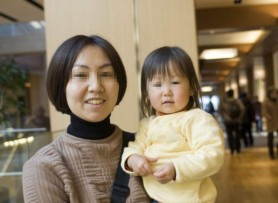 就因为爸爸亲了妈妈一下, 就被孩子一顿打, 这孩子长大了还得了?