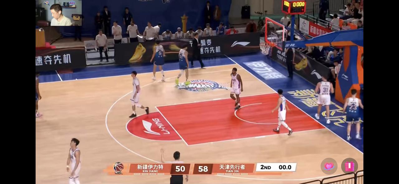 上半场比赛结束了！新疆飞虎男篮还是落后！在刚刚结束的新疆飞虎男