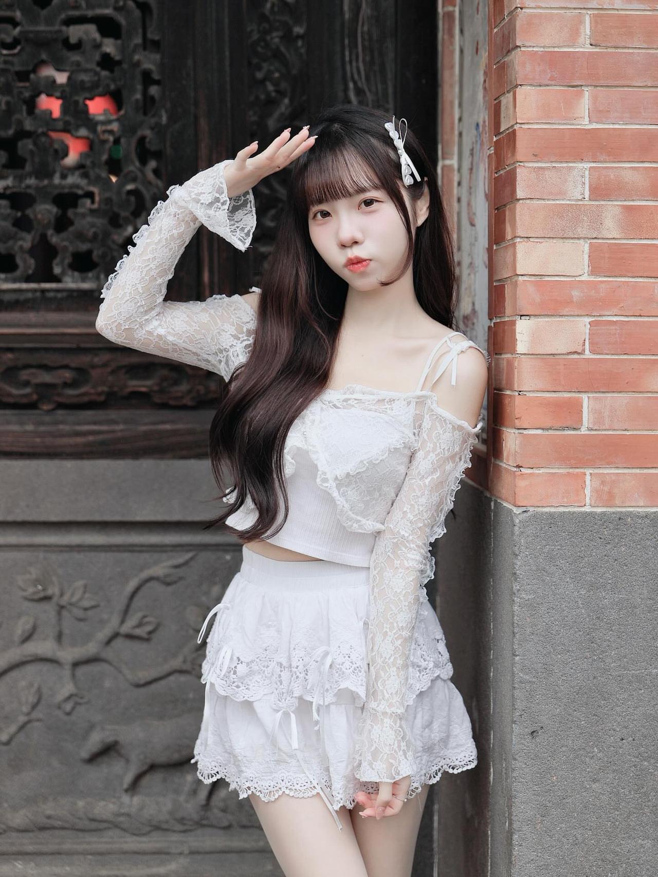 少女心爆棚的白色蕾丝裙，甜美可爱，拍照必备！💕📸发一张你眼中最美的微笑照片