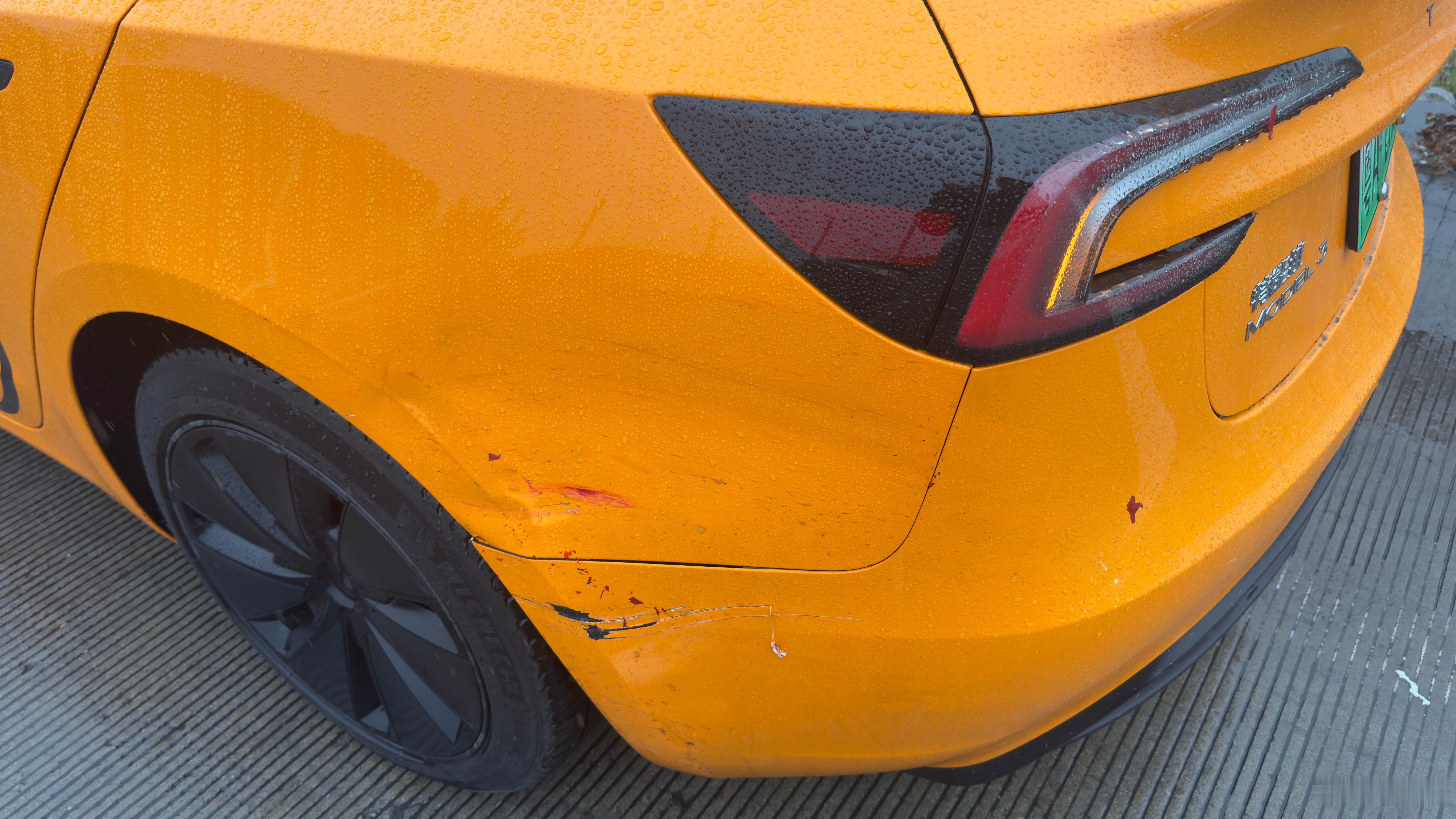 我一个开车这么稳重小心的人！竟然也会被撞！！！第一次被撞这么严重，好奇明天去定损