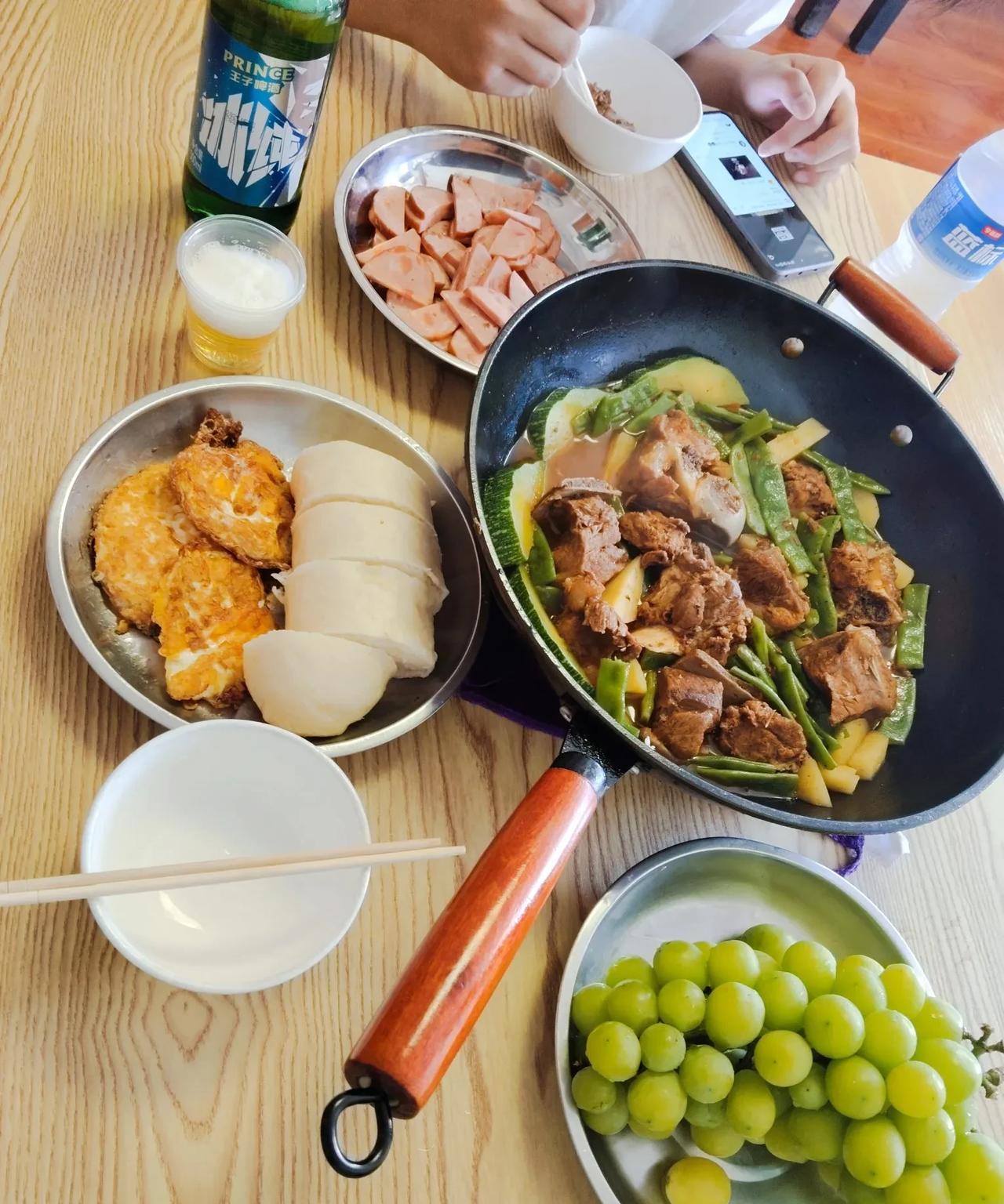 我和熊孩子的午餐。只能背地里发发牢骚，到了周末还是好好做饭给他吃。尽管他现在就相