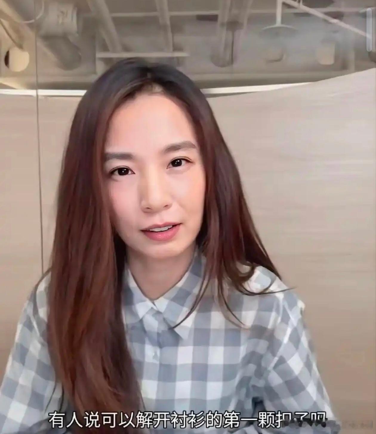田馥甄这反应也是没谁了，脑回路真不敢猜。最近她直播推新专辑，有网友冒出一句“你解开衬衫第一颗扣子行不
