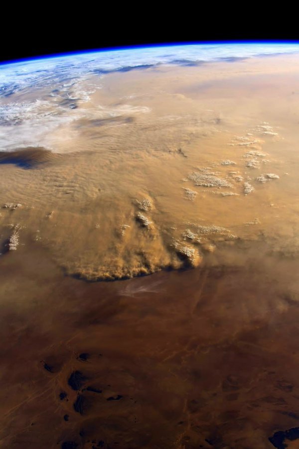 从国际空间站窗口拍摄到撒哈拉沙漠的大规模沙尘暴。
