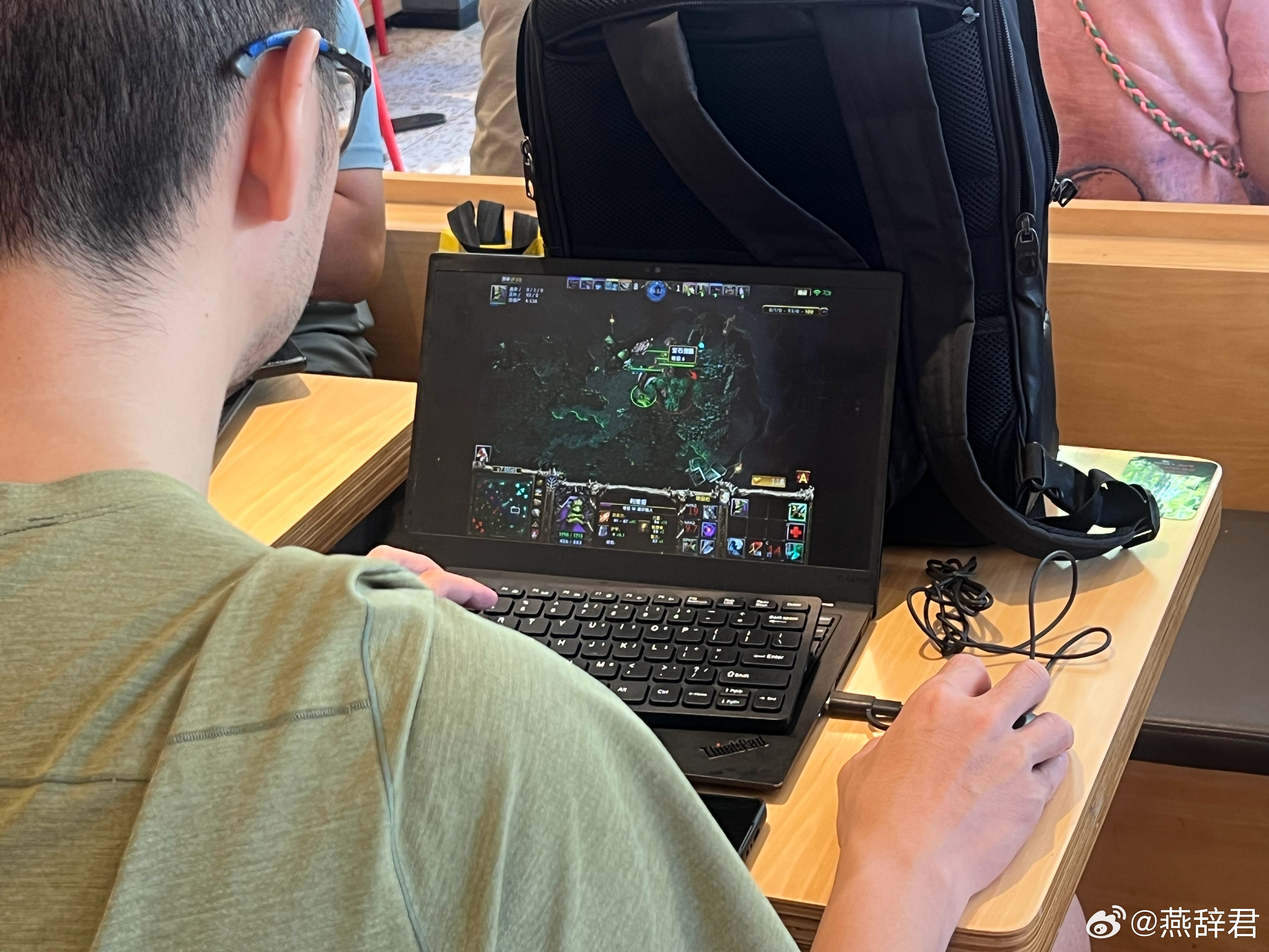 水油投稿在KFC遇到一个打Dota1的，这玩的应该是潮汐吧[doge]dota
