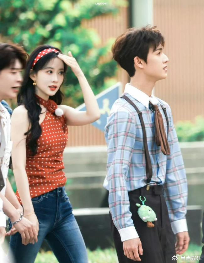 近期，网络上疯狂流传着一组《奔跑吧14》的路透照片，其中。孟子义身着一身蓝白颜色