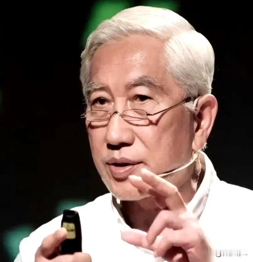 清华教授提到的现象在日常生活中很常见，比如无人车在街上行驶，送餐机器人在餐厅工作