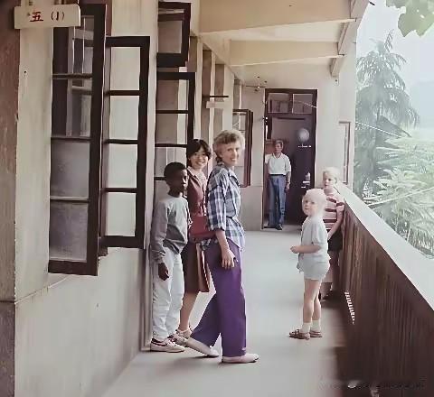 卖椰子鞋的侃爷原来真的在中国上过学，还是南京的小学，看起来他的小学好多外国人。
