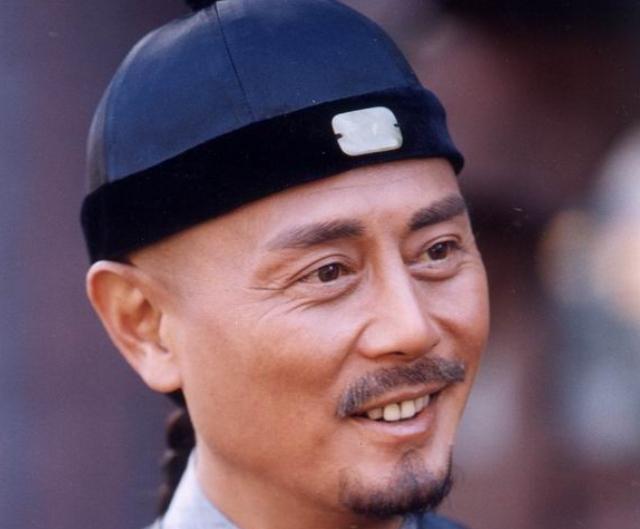 清乾隆朝后期，有个人高中进士，眼看就要被任用，不想之后家里连续八位长辈去世，他守