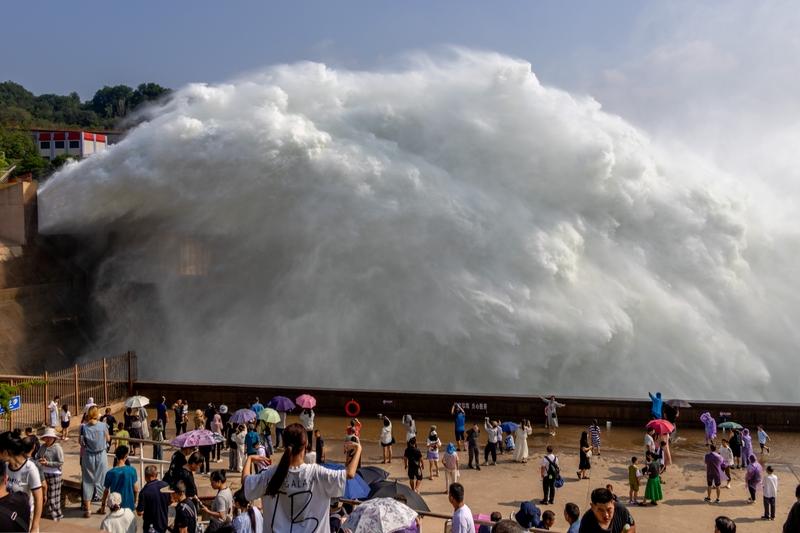 黄河之水天上来，这句千古名句如今在小浪底和壶口瀑布得到了震撼的具象化展现。黄河