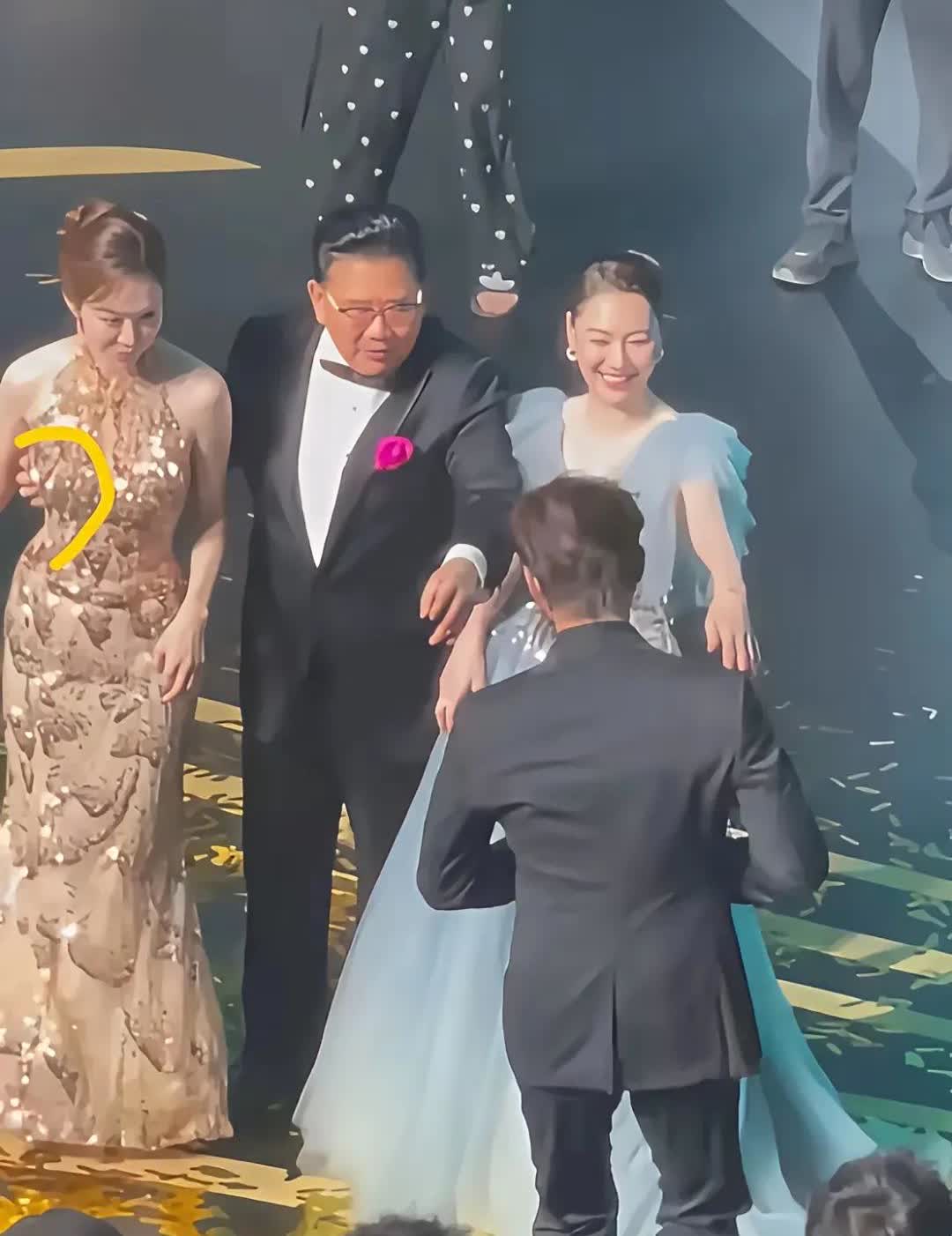 应该封杀这种手脚不干净的主持人。