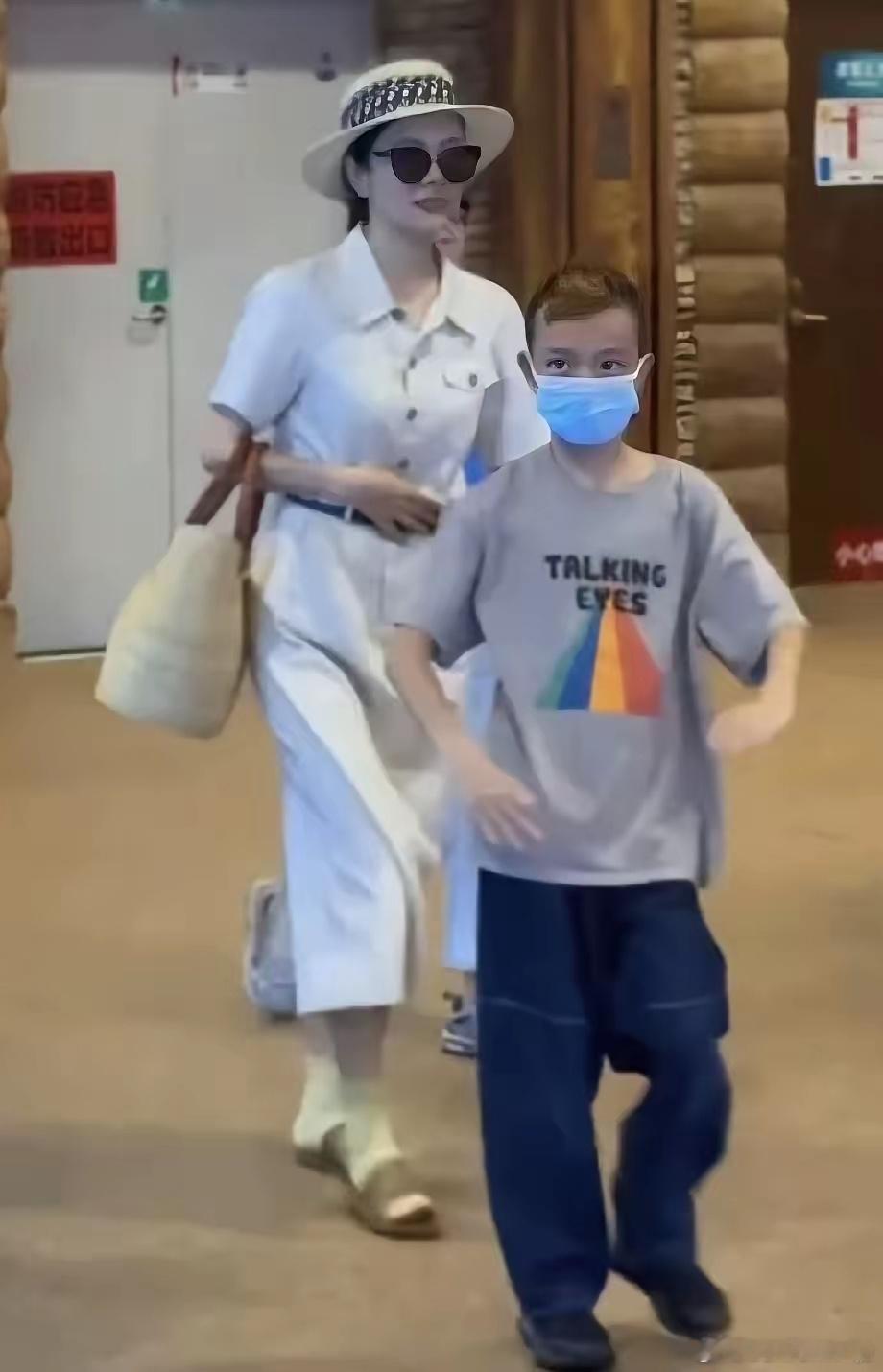 你可以说杨乐乐。当初太会鸡娃。你也可以说她为家庭放弃了事业，但是不可否认，她现在