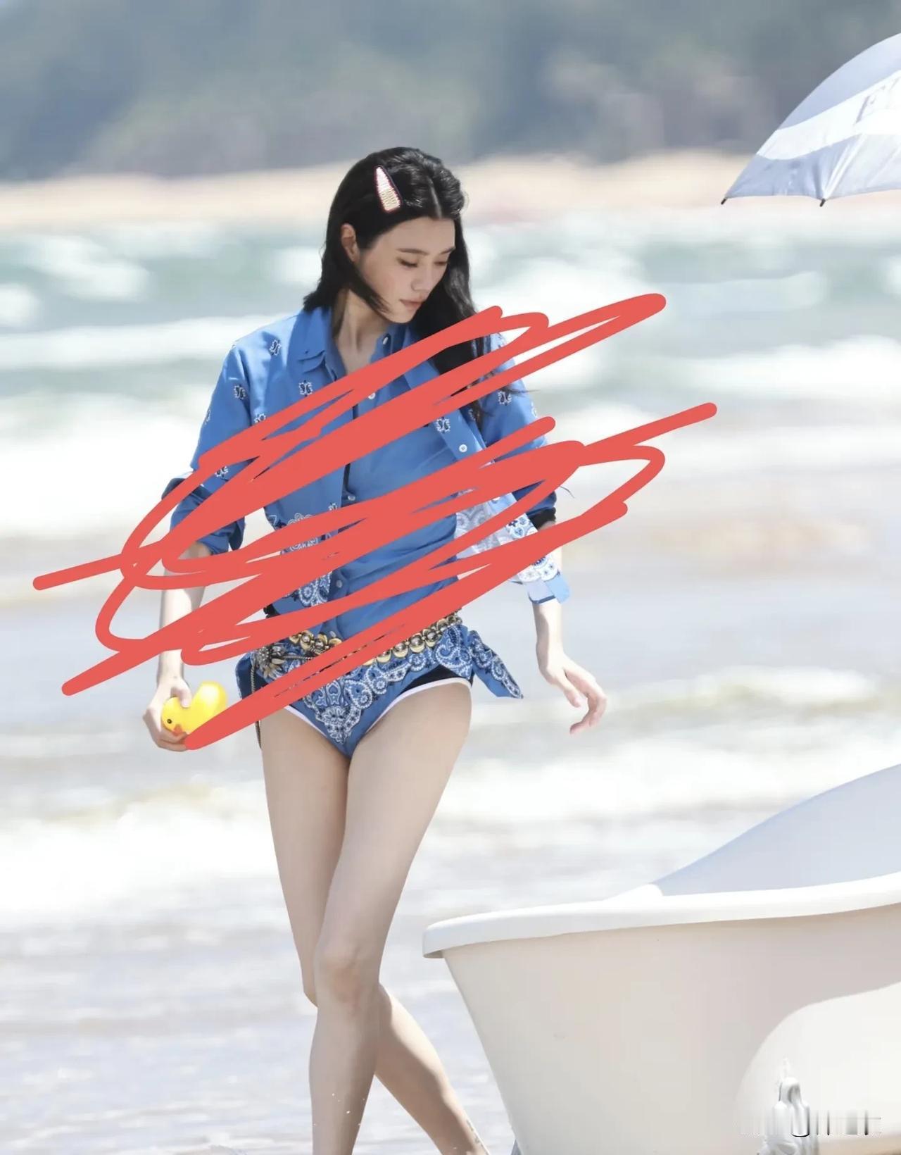 原来奚梦瑶生完两个孩子后也有妊娠纹，因为看她这两张照片，她的大腿有妊娠纹，肚子上