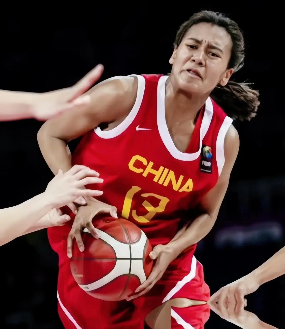 女篮冒出个20岁的年轻锋线：1米86，亲爹是英国黑人球员，亲妈是前中国女篮国手王