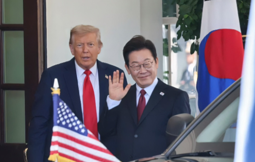 太尴尬了！访问美国一趟，韩国总统李在明支持率连续下降。当地媒体公布最新民调显示，