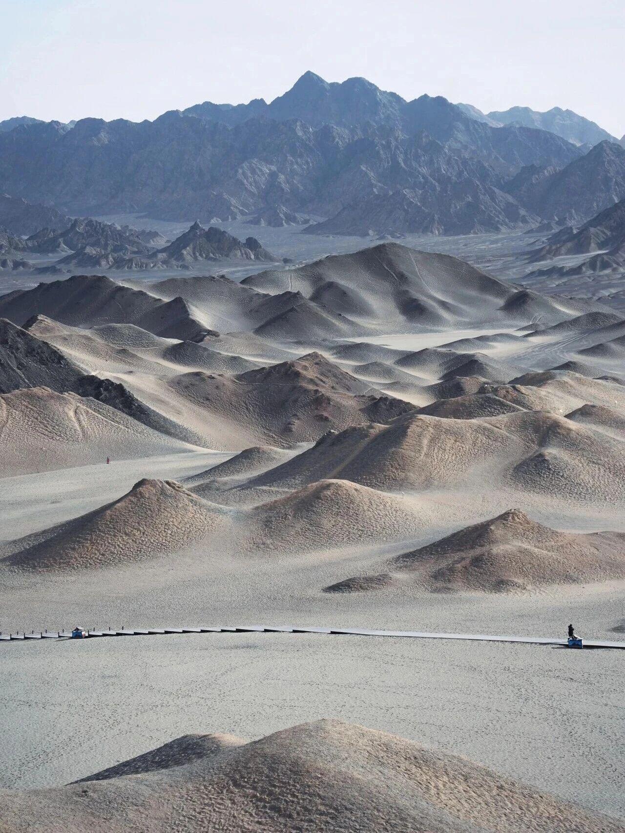 这个名字，你大概率还没听说过藏在青海戈壁深处，整座山是黑色的就像有人在大地上