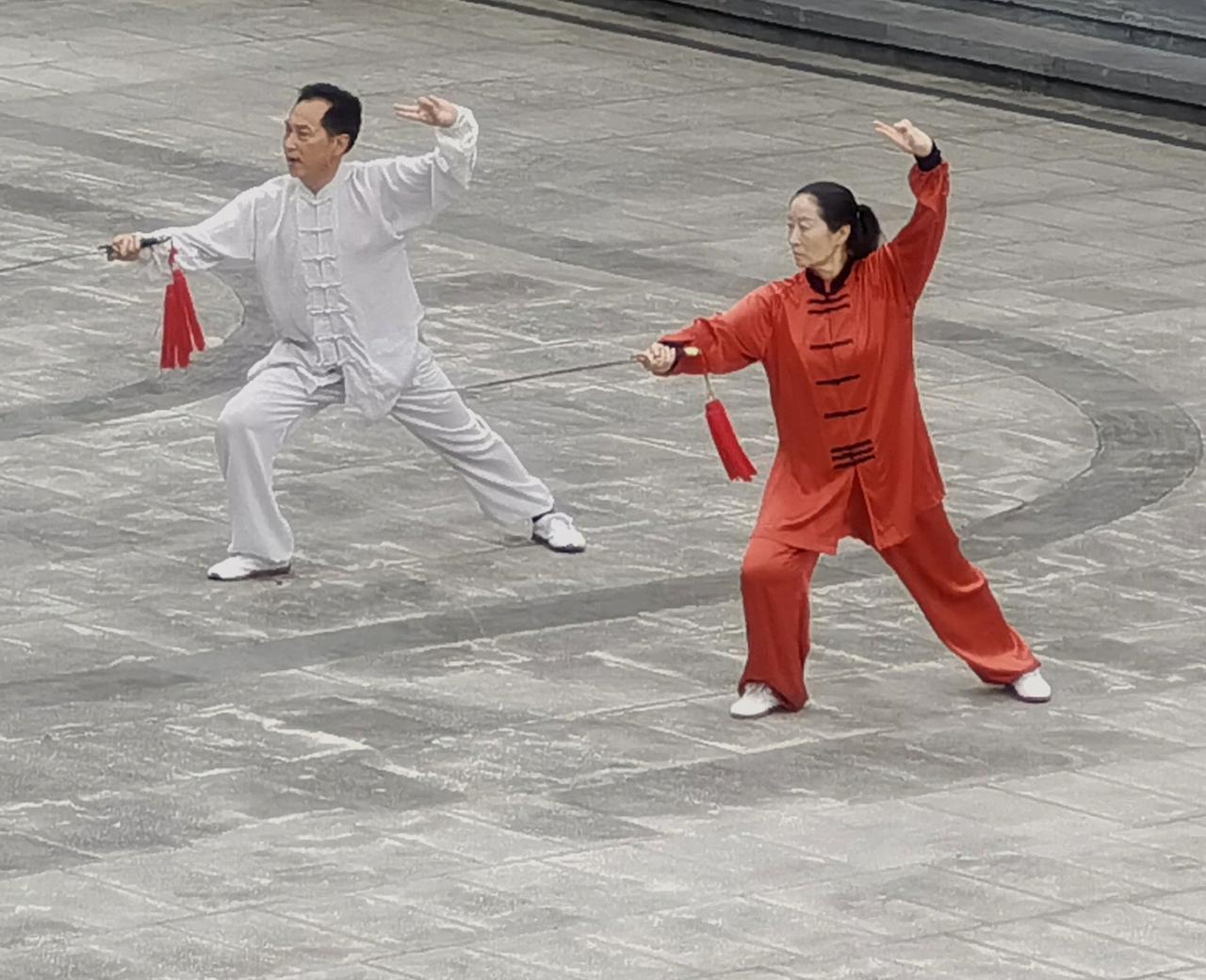 每个人都应该有几个爱好，尤其是退休后，比如太极剑，或者做美食，或者是打扑克牌等等