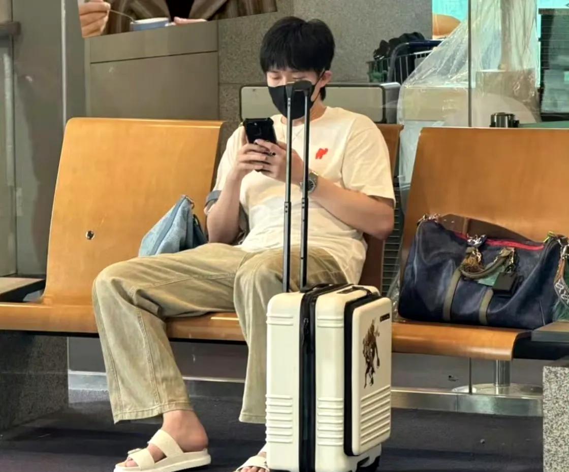 莎莎和大头到达首尔，转机中，两小只辛苦了！国乒大部队先从北京飞首尔，再从首尔转