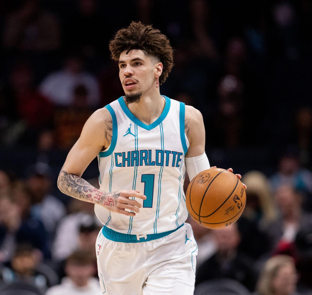 如果莫兰特和三球都可以交易，选择谁更好？两个人这个赛季的数据和效率都下降了不少