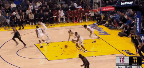 这就是见缝插针的最高水准！毫无疑问，哈登的击地传球是现役NBA的天花板！为啥