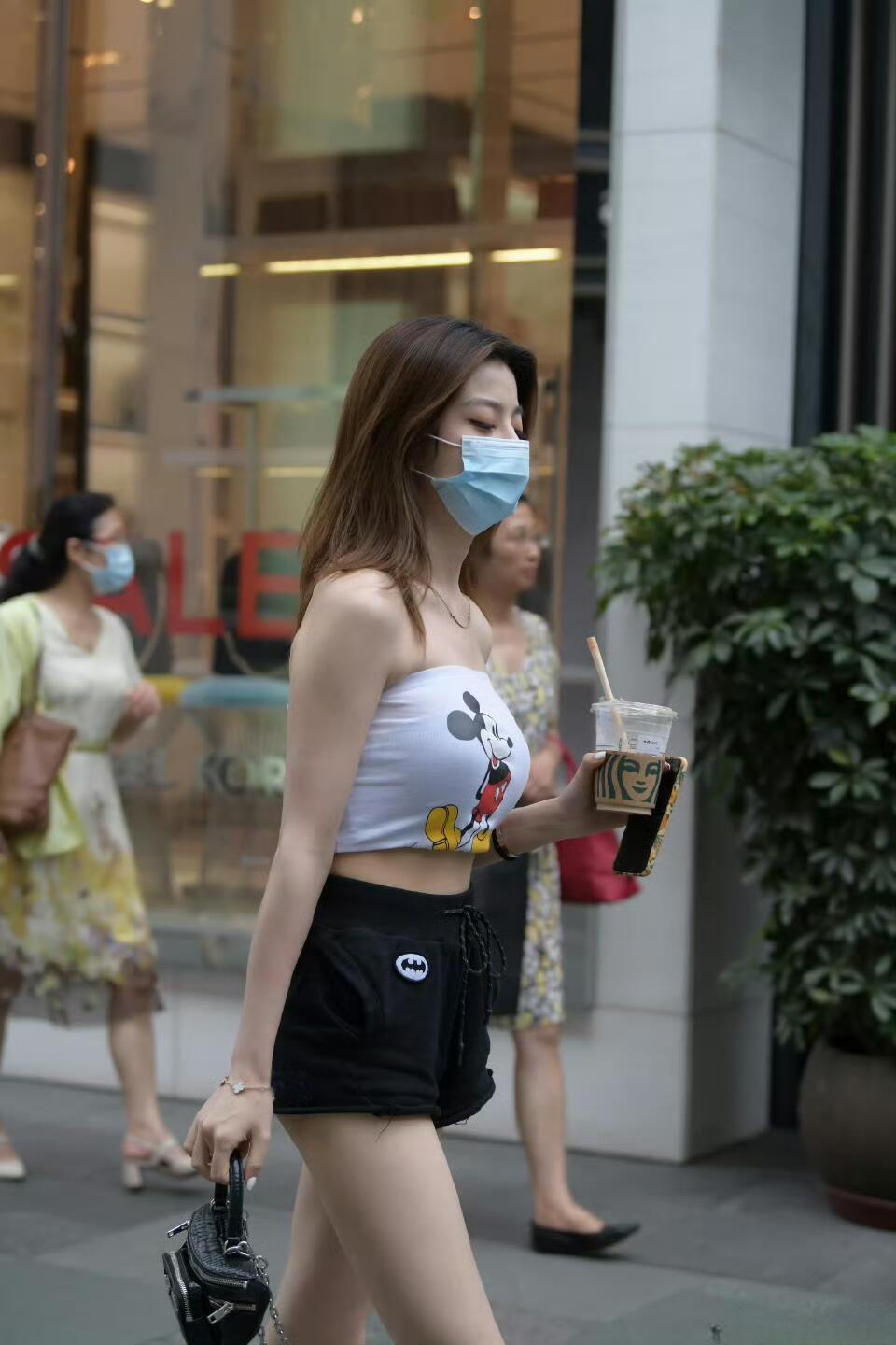 都市时尚女孩街头漫步的画面简直太美好啦！手拿饮料，那就是街头一道亮丽的风景线。