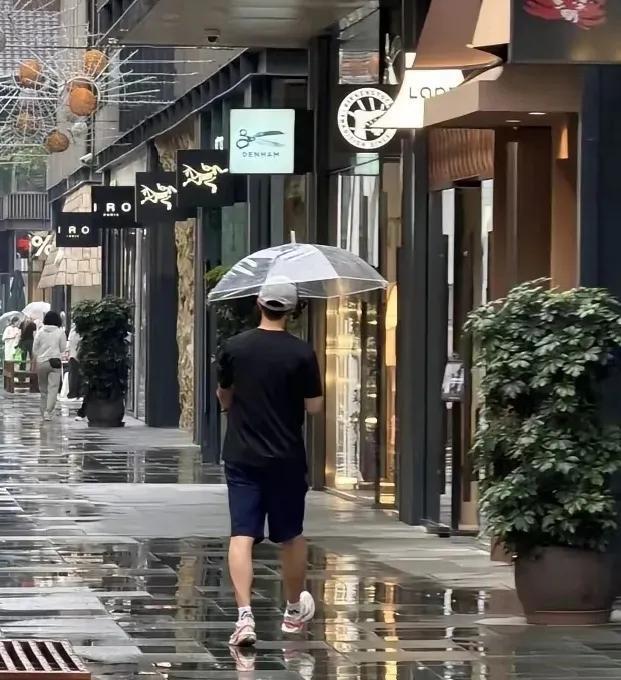 国乒终于迎来半日假期啦！封闭集训辛苦这么久，难得放松，龙队、莎莎、大头各自的休闲