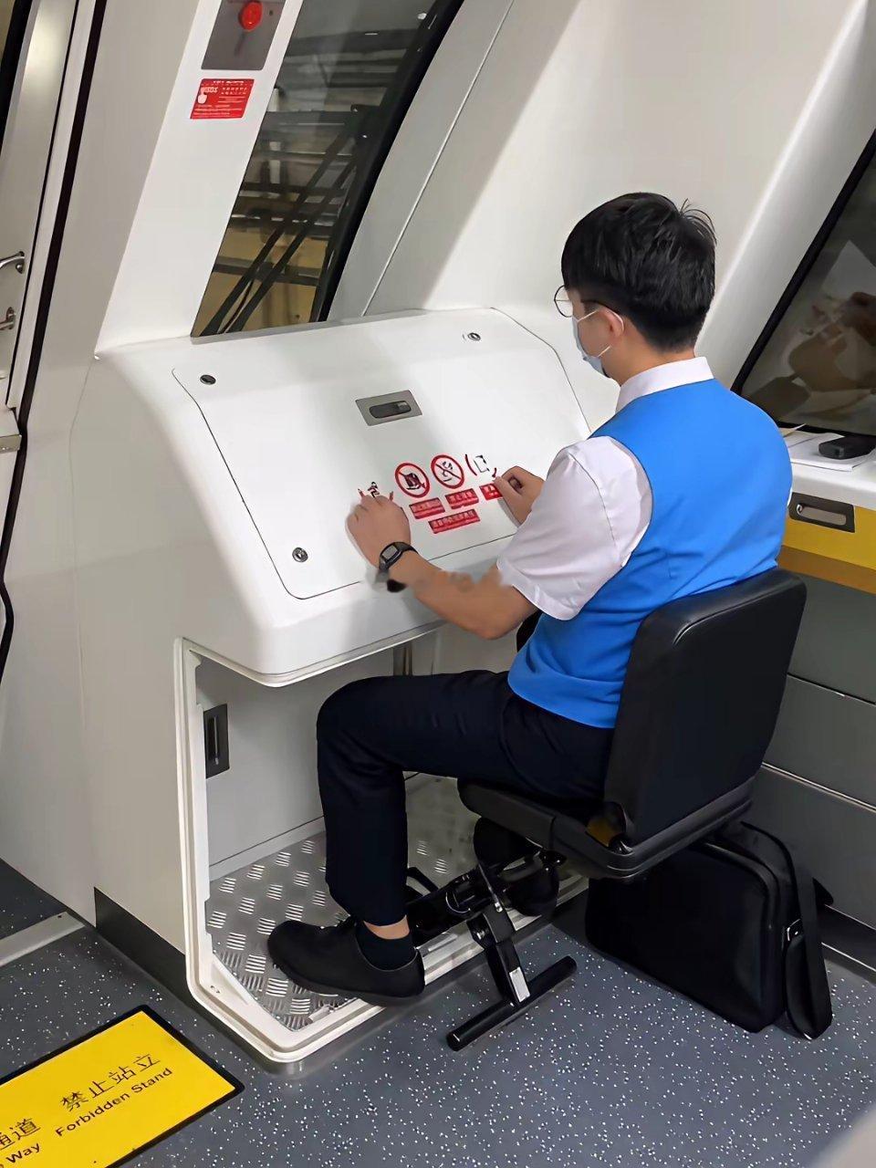 这样的地铁司机不是人人都能做的只有干过这个工作的才知道有多累​​​