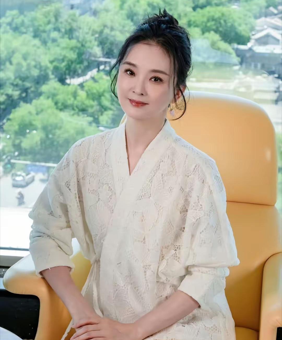 发现了吗？王艳的面相已经变了，曾经那个单纯的晴格格，满眼都是星星的眼神已经没