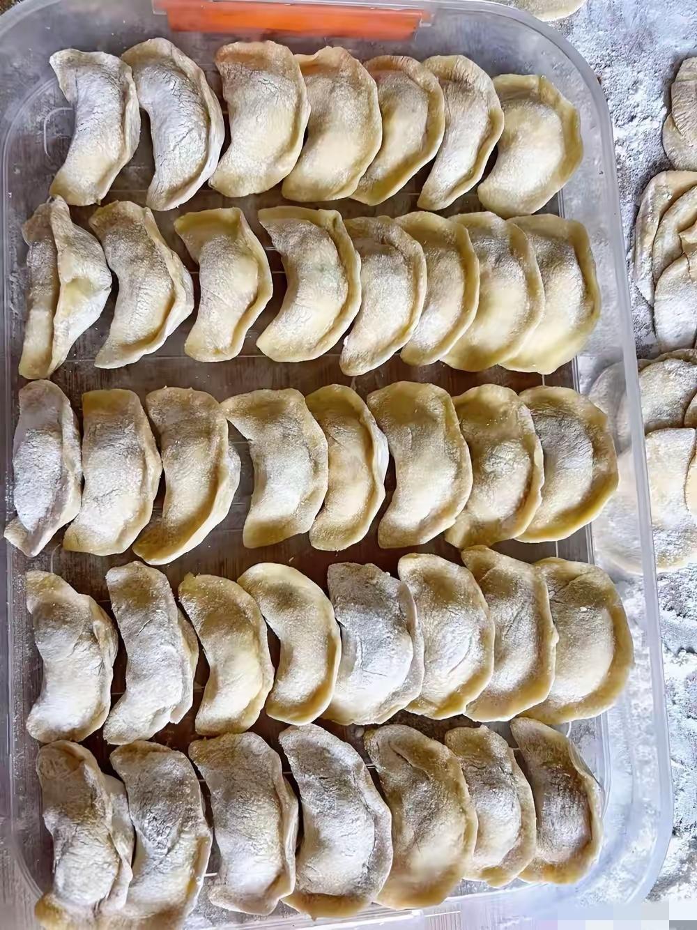 奉劝大家，早晨在外面吃饭，尽量不要吃饺子、小笼包、肉包子，甚至炸酱面。​有一个