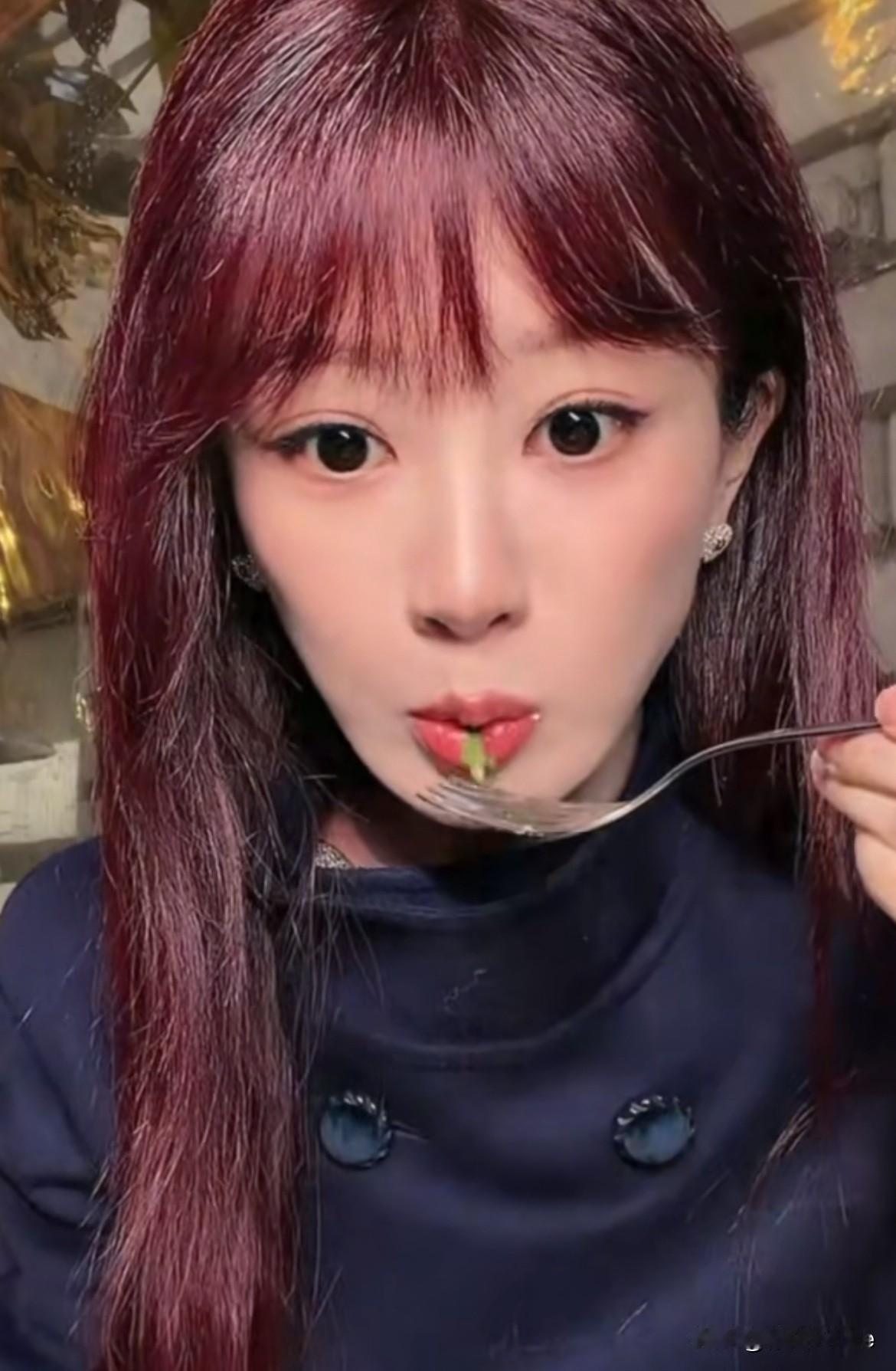 3月12日，杨紫吃饭直播，分享最新近况，直言下部戏没有接，真的还没有接！因为想