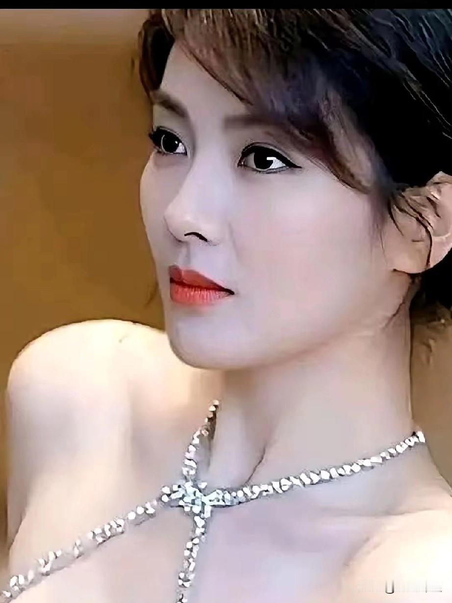 中国诗人为刘涛写的一首“接龙诗”！面朝大海观惊涛涛声乐起逐浪高高天流云拍