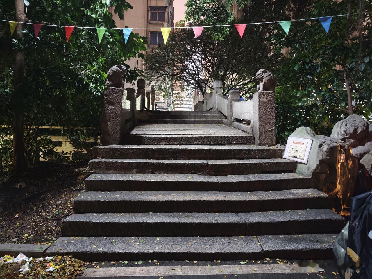 藏在福州鼓楼水部居民区里的清代百年古石桥，本地人常叫「高生桥」，原名刘公桥，是福