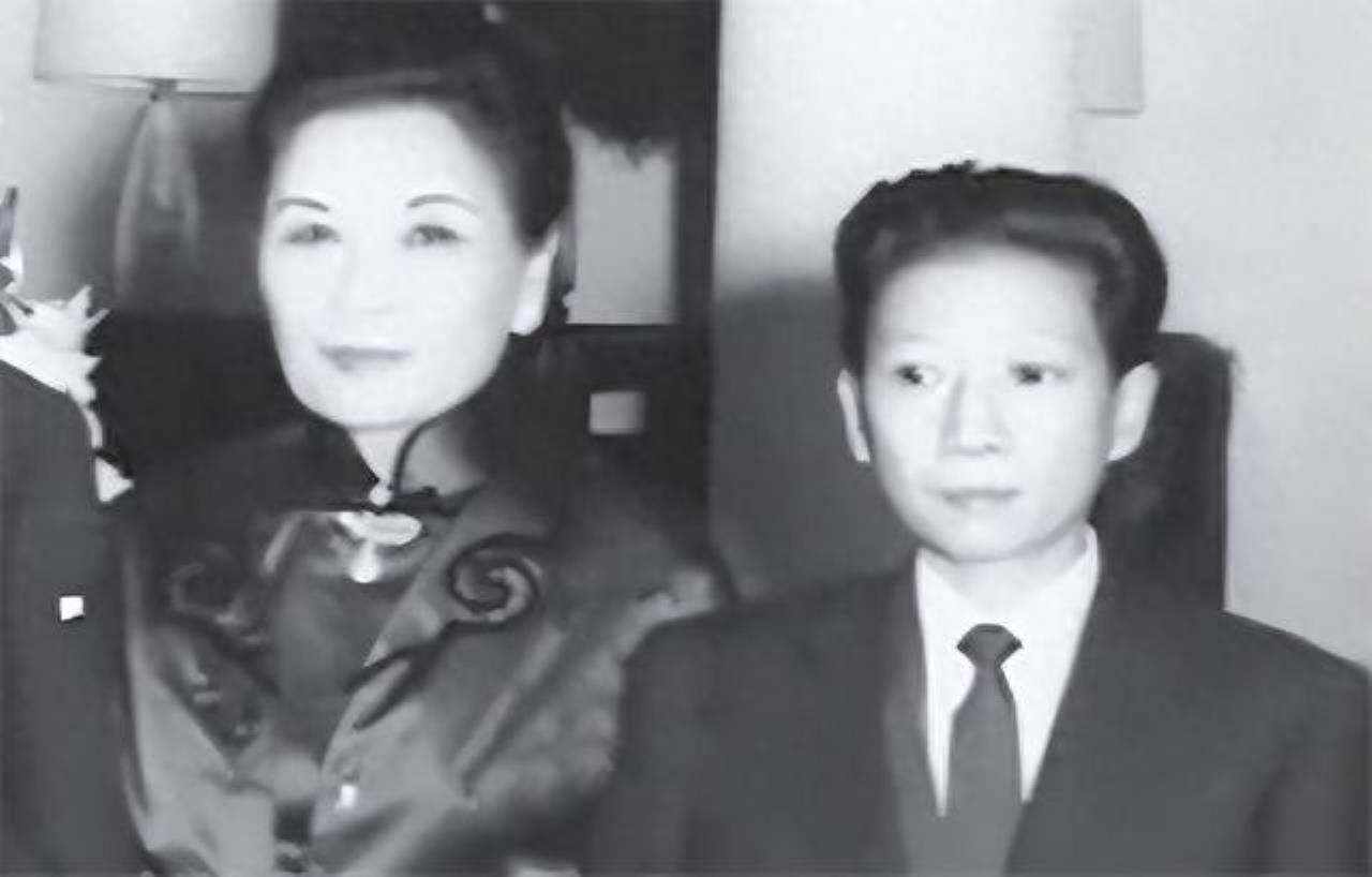 蒋介石的干女儿孔令俊，曾在重庆公然与一名军官夫人同居。在她公司，大家都称她为总经
