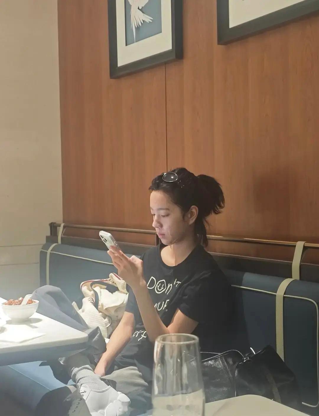 网友偶遇庄达菲吃饭，原来明星私底下吃饭的时间也要敷面膜呀