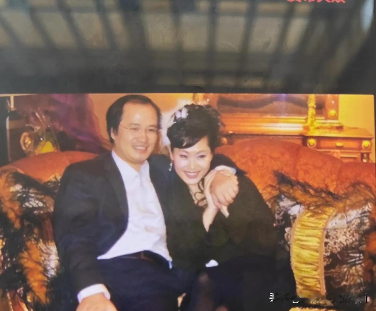 于文华年轻时候嘴巴大了点，但她的气质不输宋祖英，那个年代是天然美女。长相也甜美，