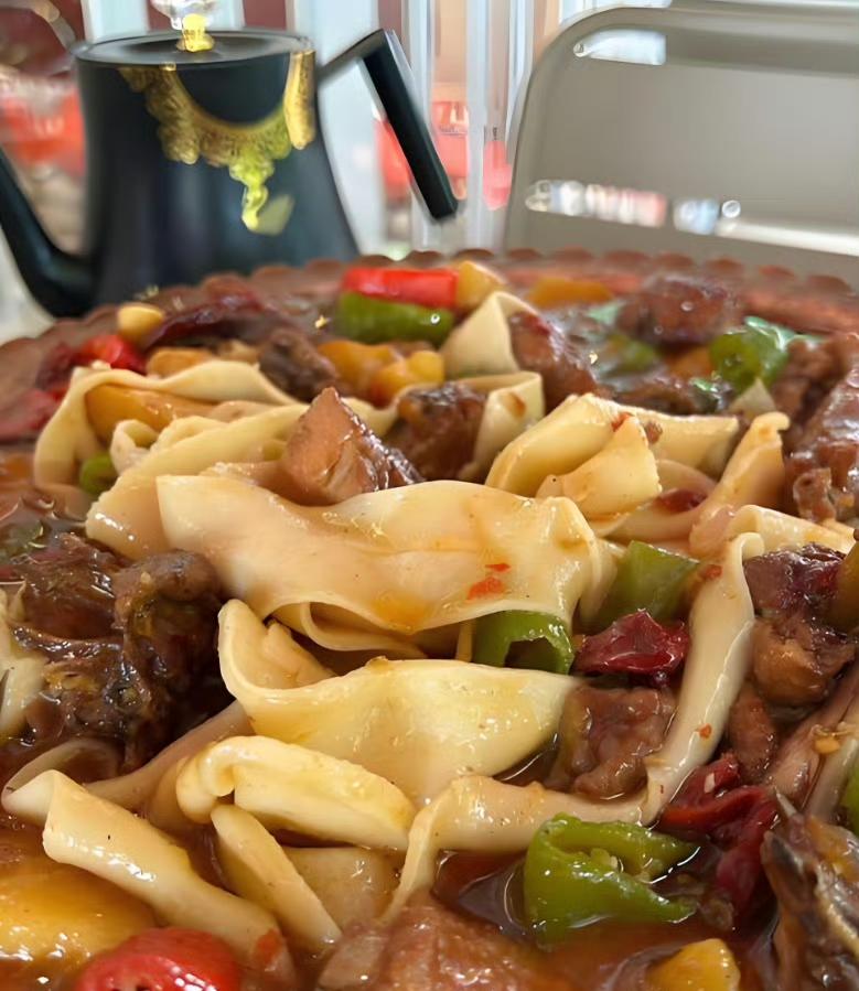 太较真了！上海一名顾客在外卖店点一份大盘鸡，结果发现自己的大盘鸡里有土豆！他认定