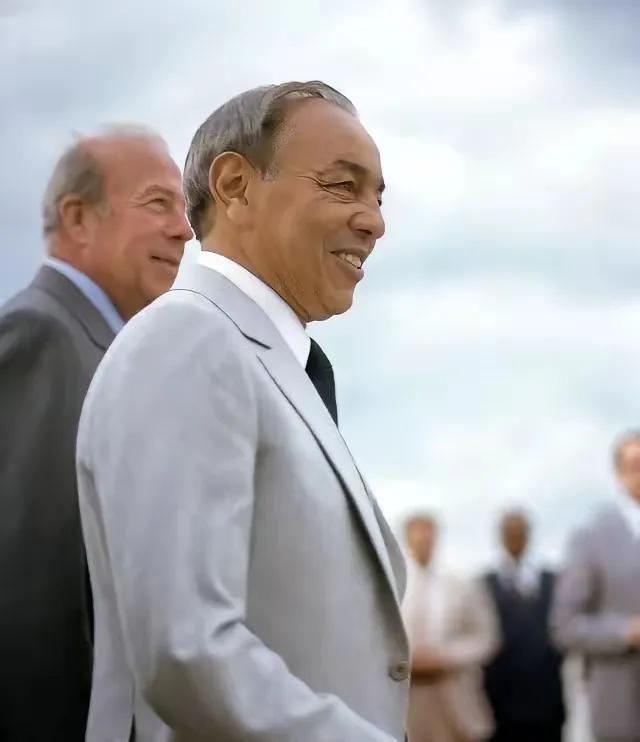 1972年夏，摩洛哥国王哈桑二世结束法国访问，乘专机回国。当飞机进入摩洛哥领空时