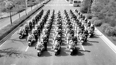 29.7公里回家路 70辆警用摩托车护卫