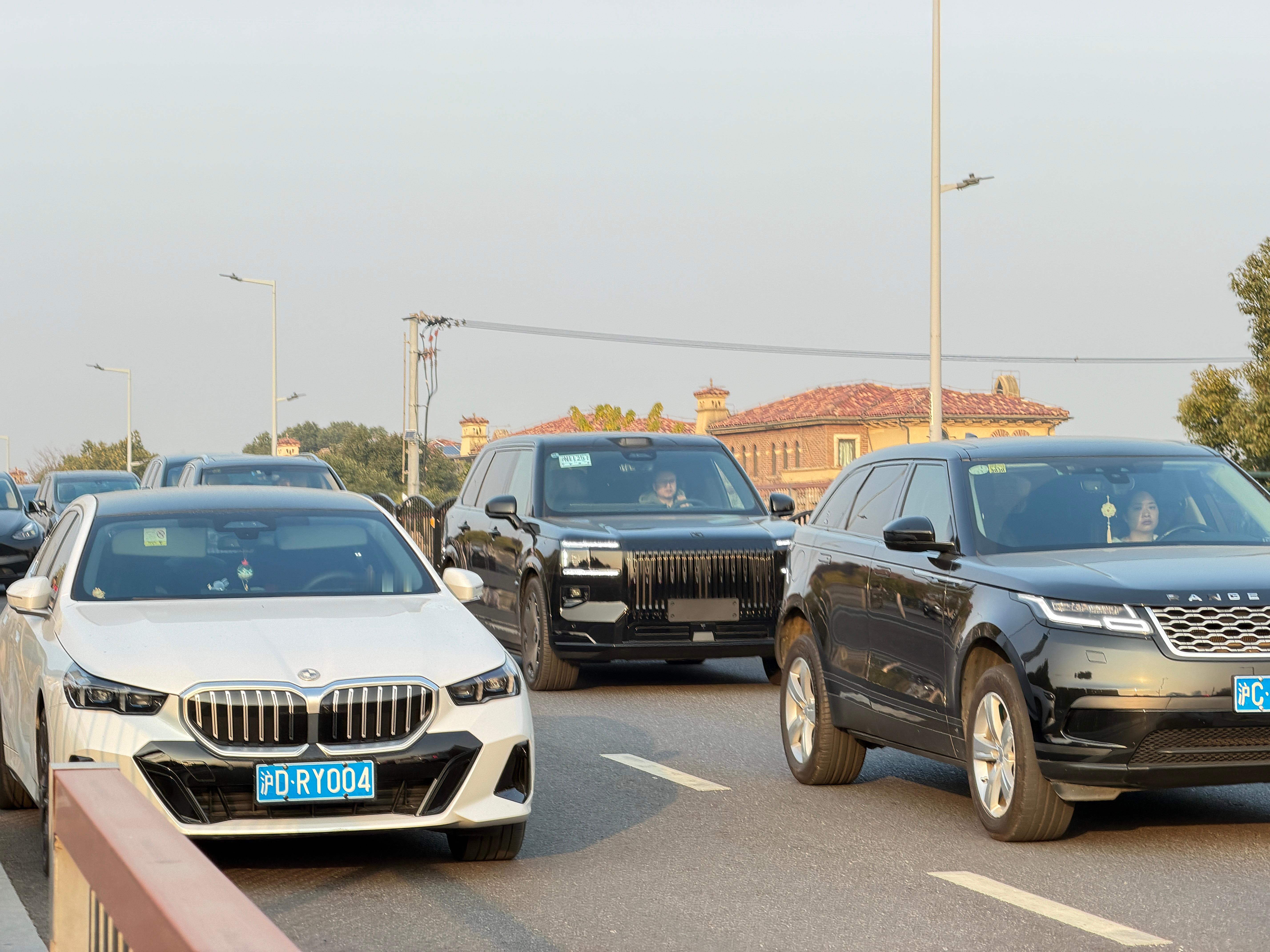 极氪9X已经出现在了送娃大军里了。Damn，前脸真的帅一脸！