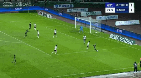 陶强龙传中，王钰栋头球破门完成双响，浙江队2-1领先热点现场国足世预赛中超联赛