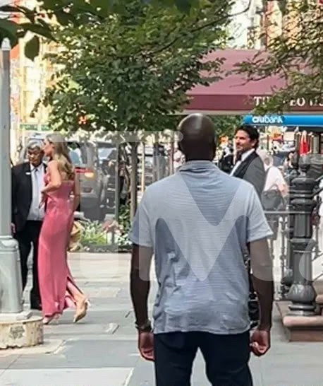 霉霉世纪婚礼目前被拍到前往TaylorSwift婚礼的有GigiHadid和