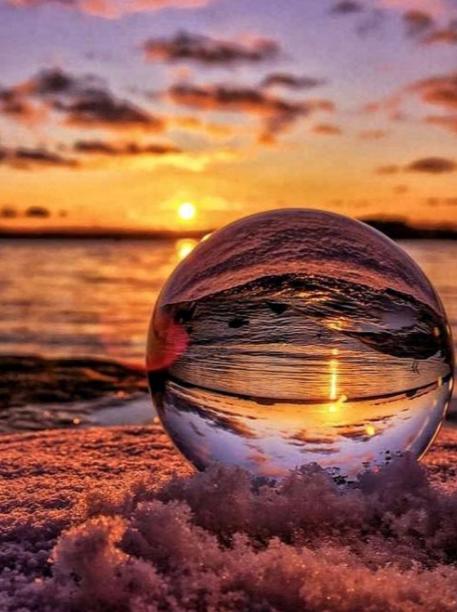 “人生最难的不是做选择，而是为自己的选择承担后果。”太多人活在后悔里：