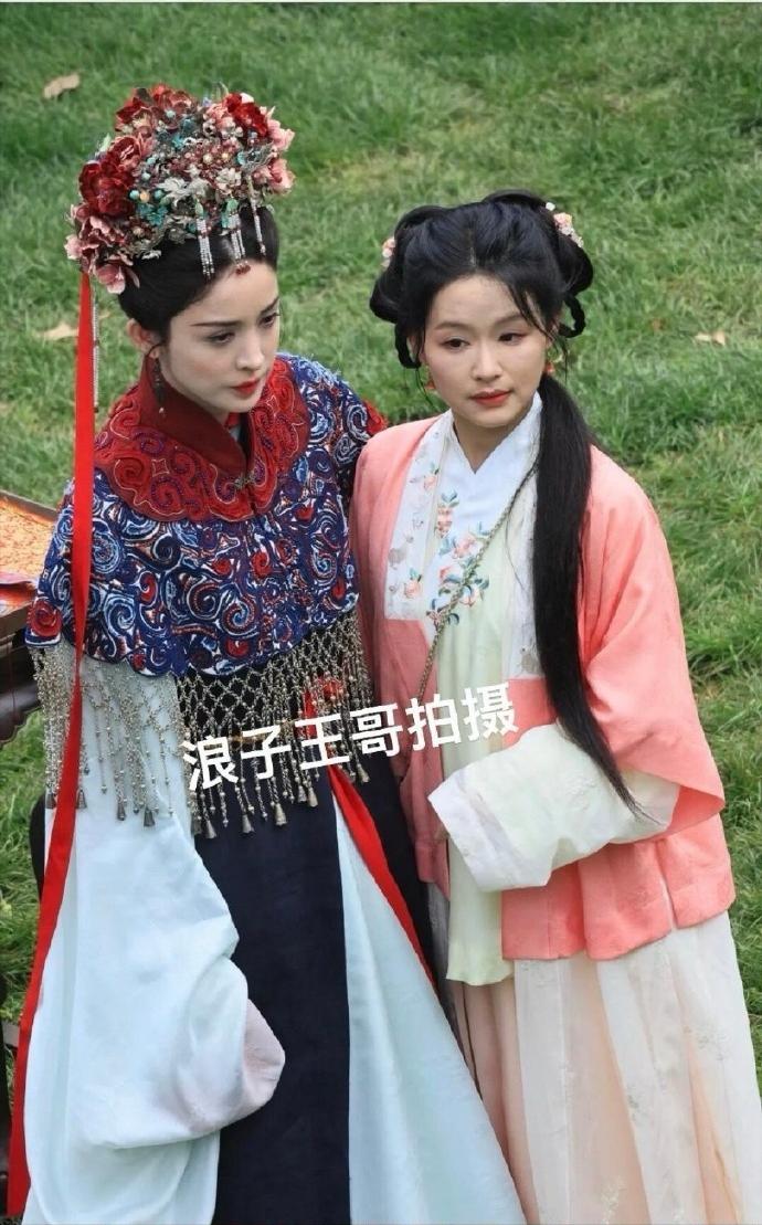 娜扎与《好一个乖乖女》女主余茵同框路透曝光，二人气质各异，引发网友关注与热议。