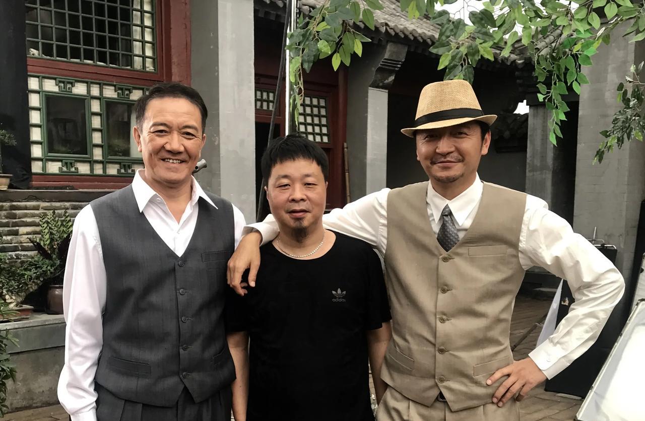 和明星李幼斌合影，被明星安泽豪搂肩膀，可不要小看这个小黑胖子李幼斌老师的名字耳