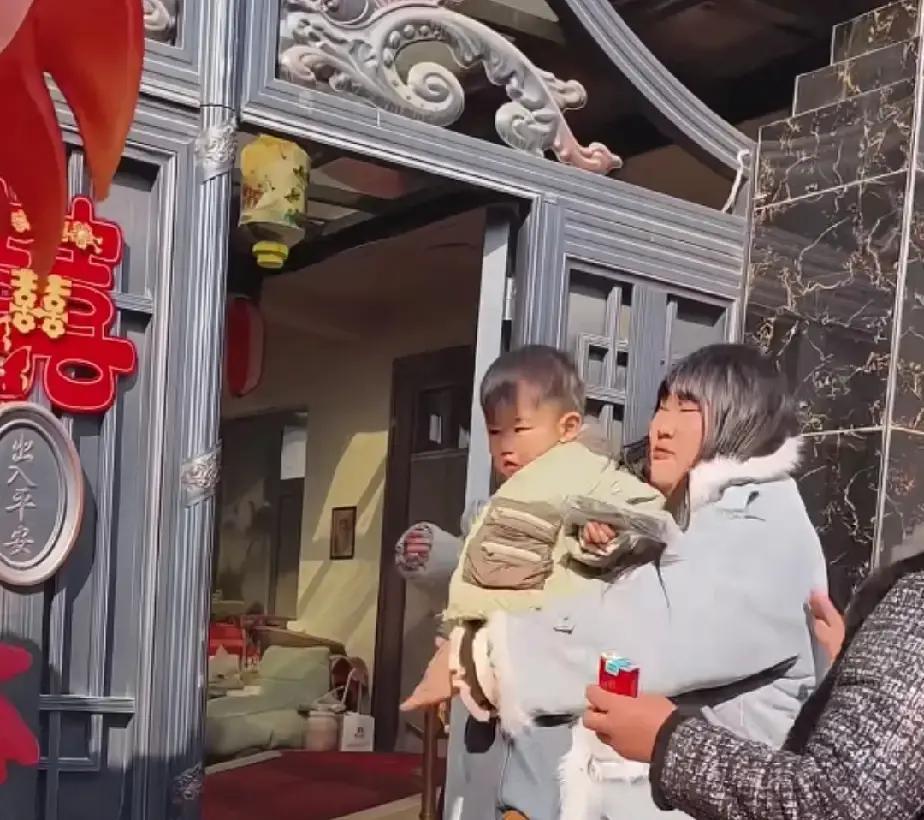 刚刷到个帖子，说朱雪梅大年初二回娘家，怀里抱着胖嘟嘟的小侄子，一脸母爱爆棚，还跟