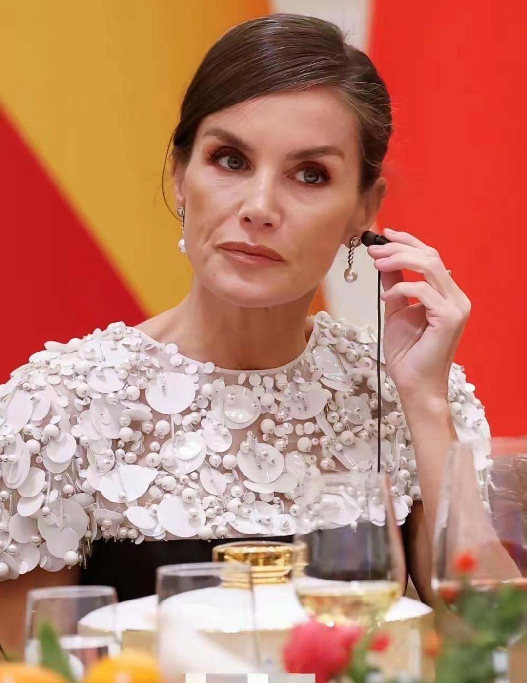 11月12日，莱蒂奇娅王后在北京出席晚宴，穿着黑白蕾丝连衣裙，这身连衣裙在202