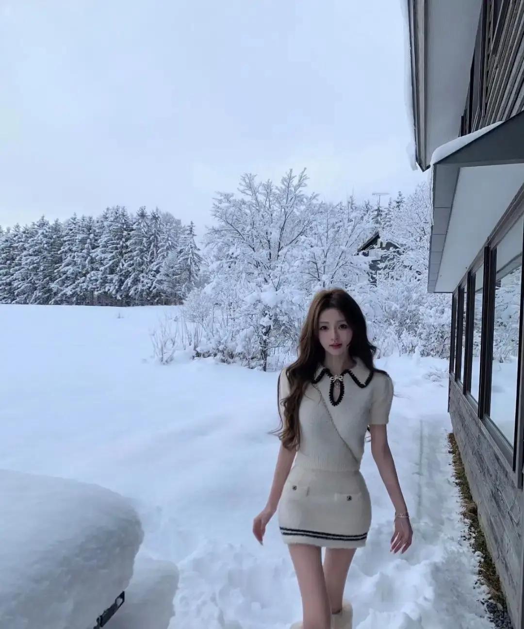 王思聪被拍到又和懒懒一起参加朋友聚会，两人穿着休闲，懒懒还帮王少整理衣领，动作自