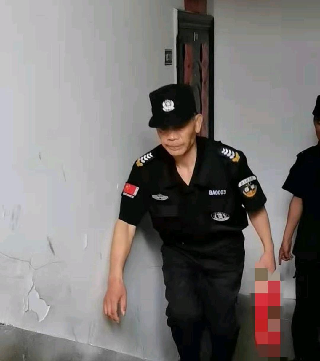 保安小李昨天下午查楼，看到三层楼道里突然摆了不少蔬菜，小李就去敲门问业主这是咋回